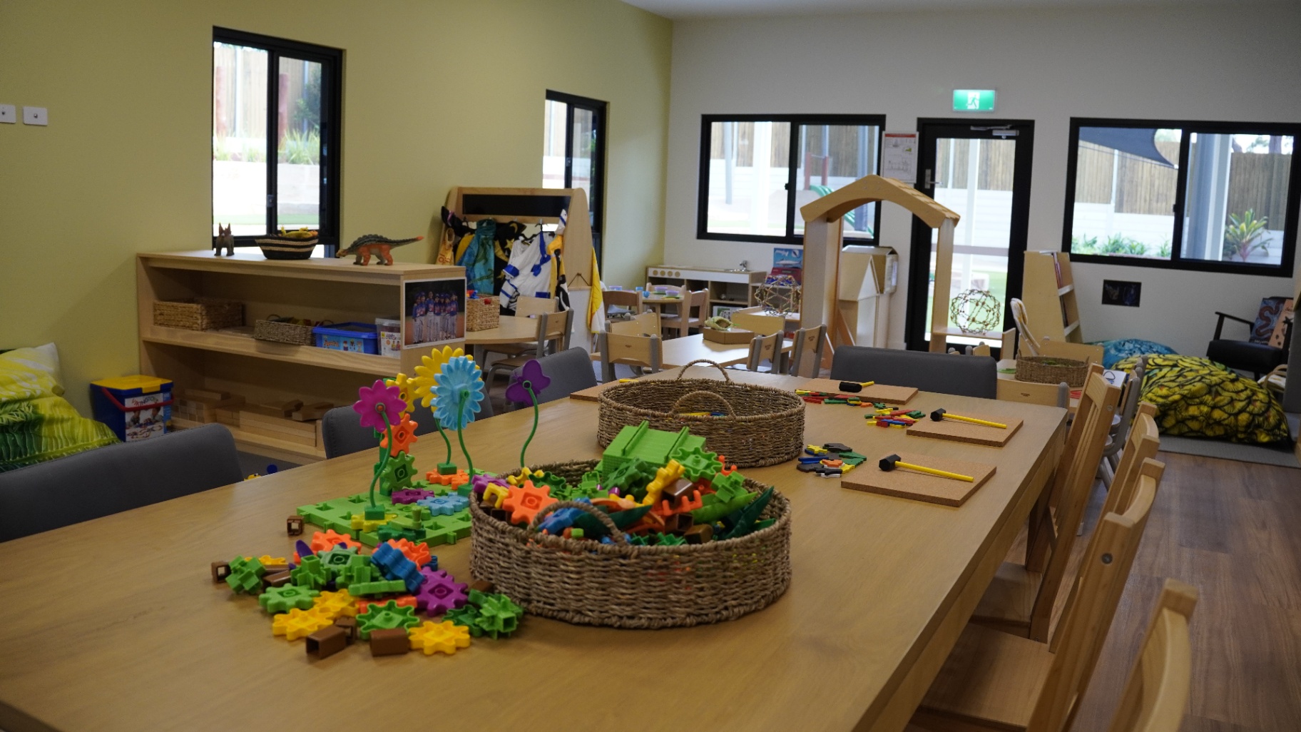 Hands-on construction and gears activity table in a Greenbank Covella room